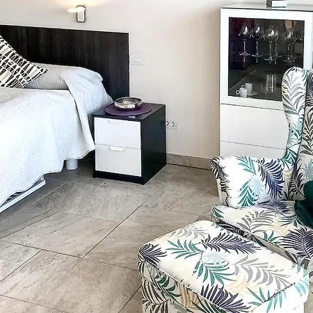 Stunning In Puerto De La Cruz With 1 Bedrooms, Wifi And Indoor Swimming Pool 아파트 *